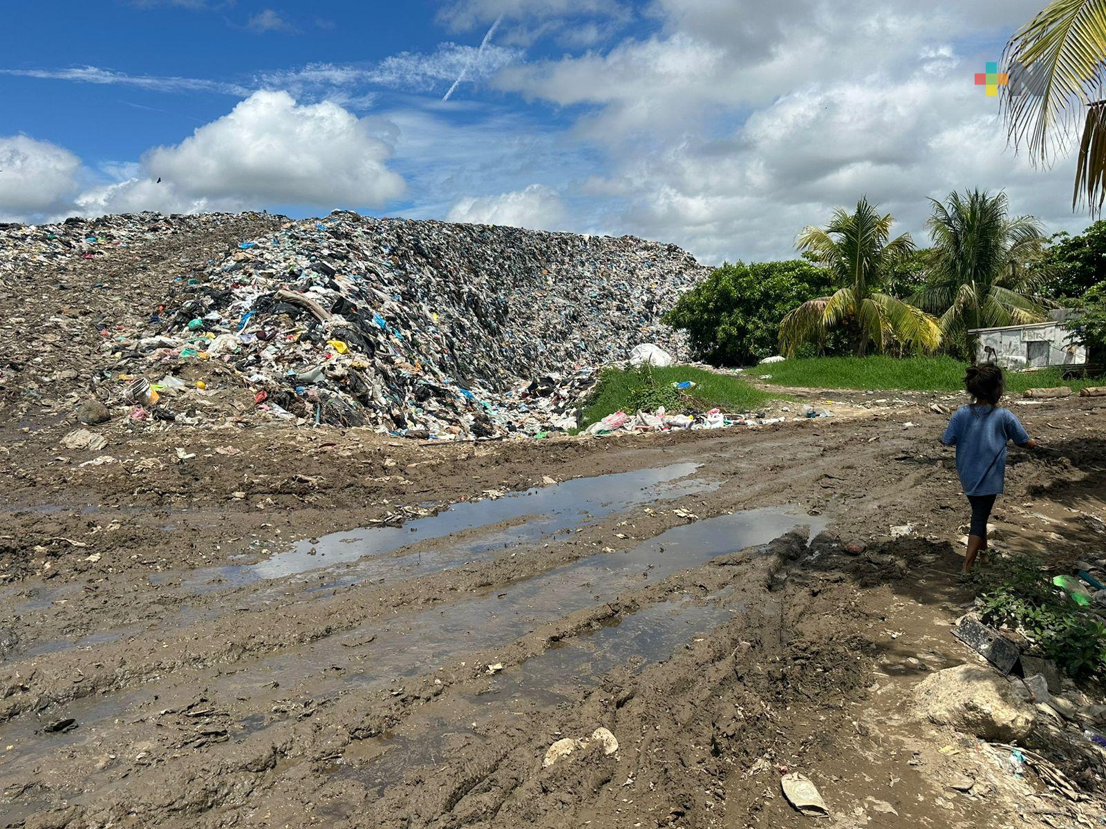 Colonos de Coatza piden saneamiento de calle que conecta con basurero cercano