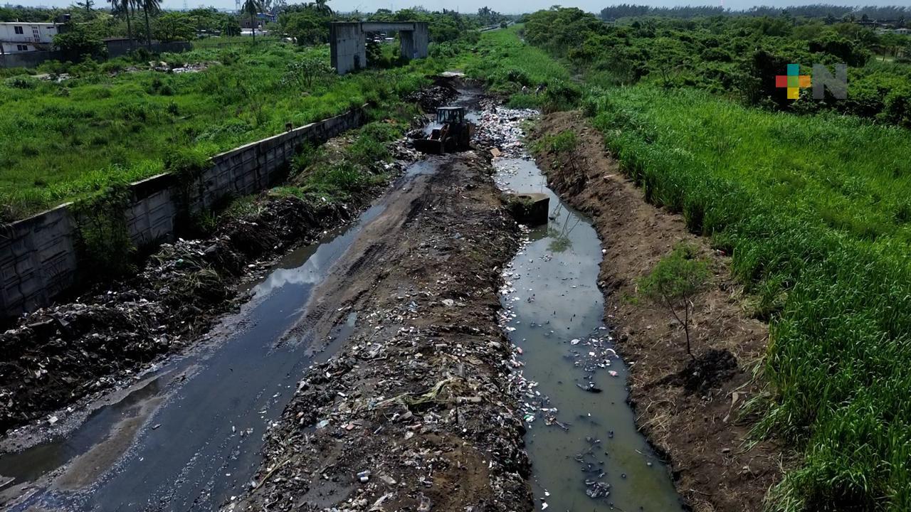 Ayuntamiento de Coatza realiza limpieza en basurero clandestino y libera canal