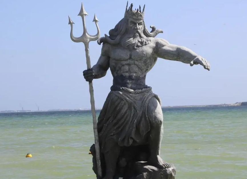 Clausuran estatua de Poseidón en playa de Yucatán