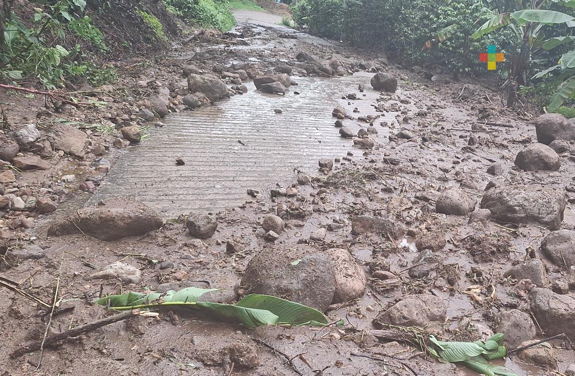 Reportan diversos deslaves en municipio de Chocamán