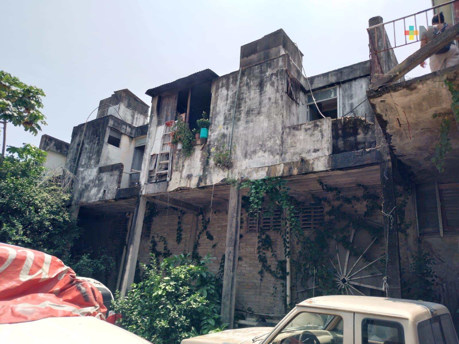 Posible cortocircuito incendia cuarto de un edificio en Coatzacoalcos