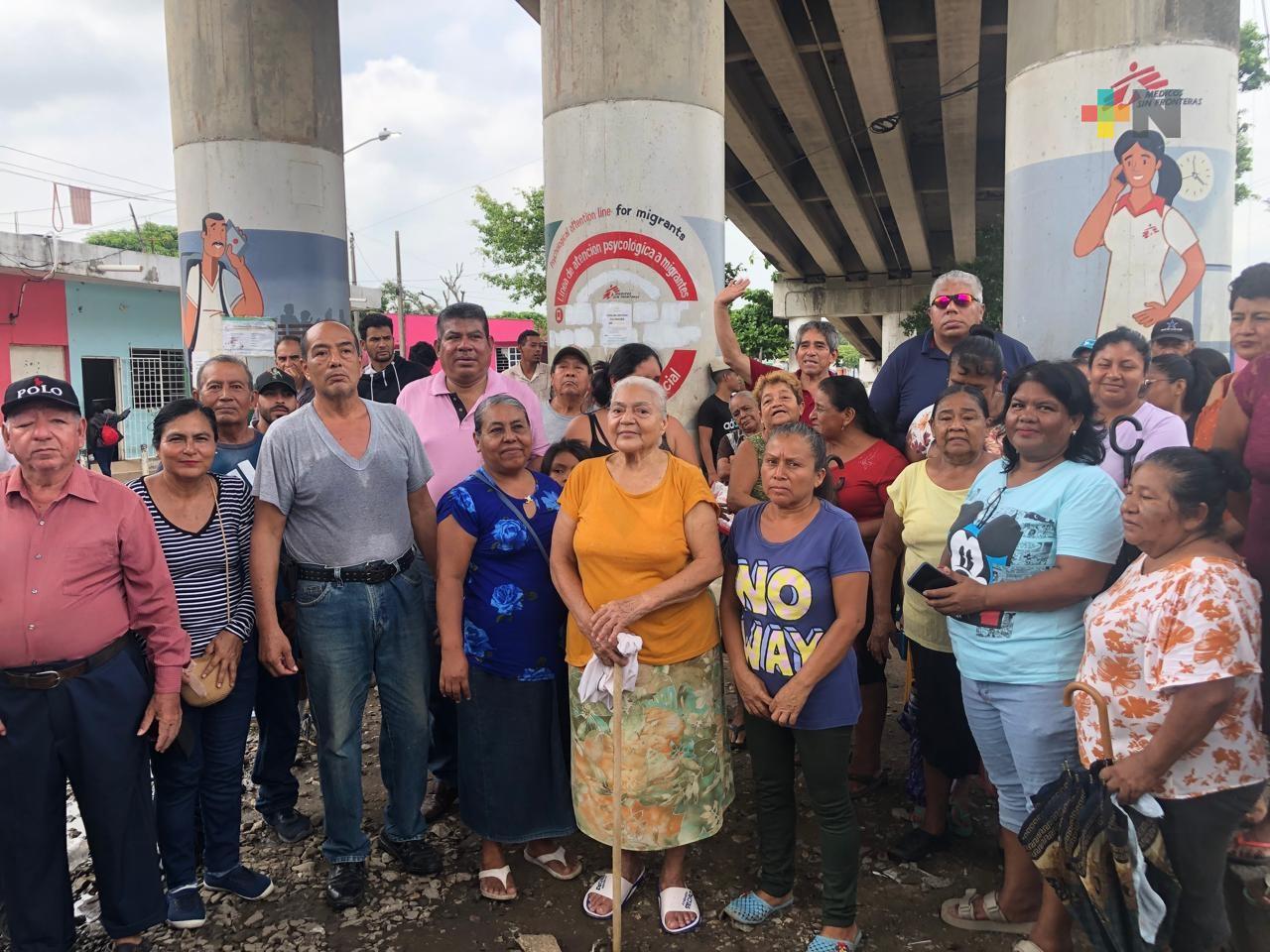 Colonos se oponen a construcción de barda en calle de Coatzacoalcos