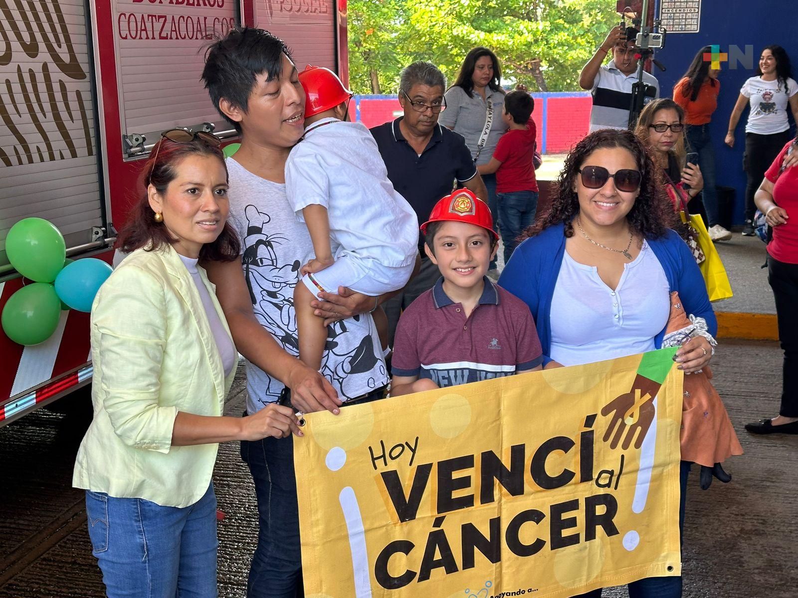 Dos niños que vencieron al cáncer fueron festejados siendo bomberos por un día