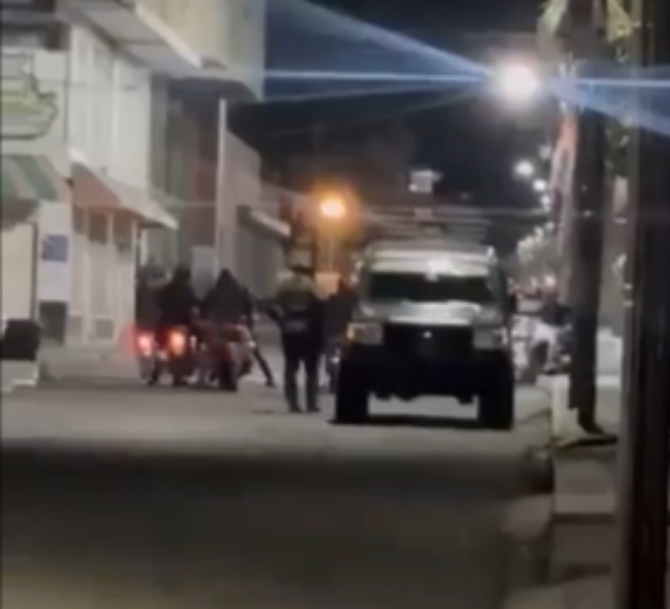 Colectivos chavistas intimidan a venezolanos en jornada electoral