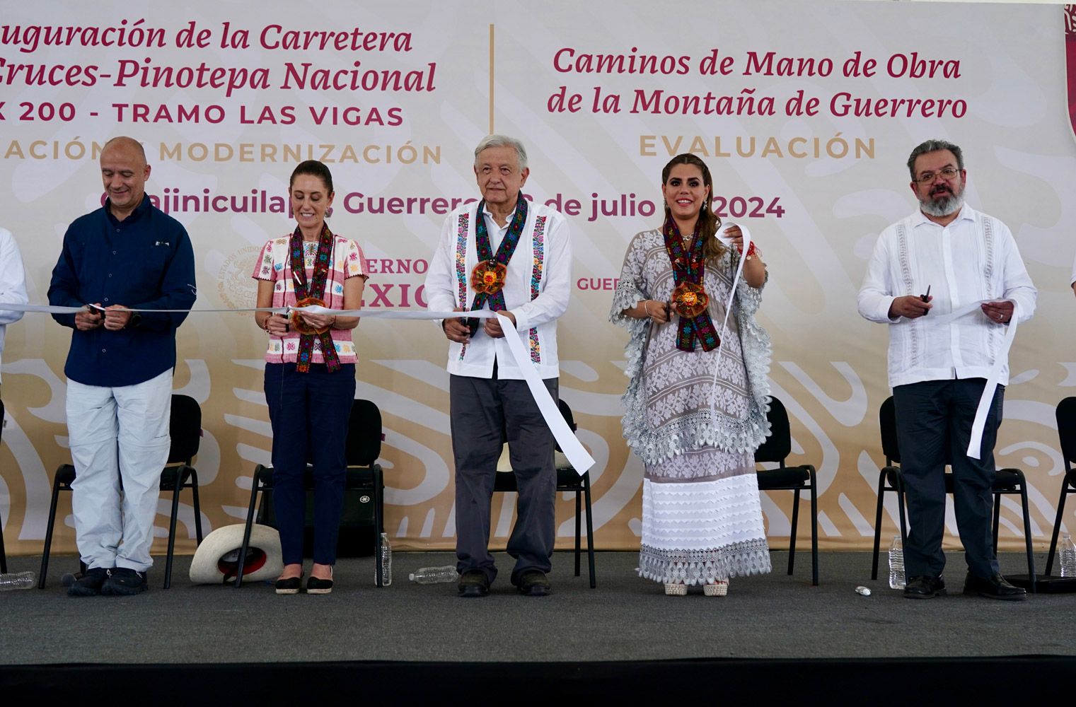 Presidente inaugura ampliación de carretera Las Cruces-Pinotepa Nacional