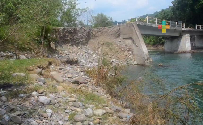 Puente dañado deja sin acceso vehicular a comunidades de Ilamatlán