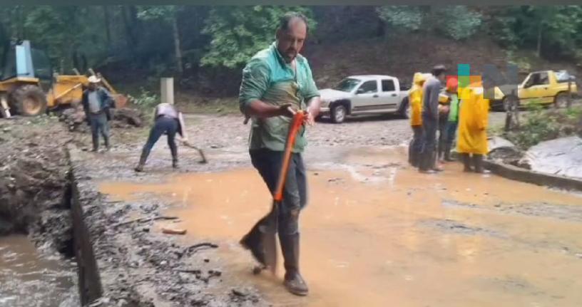 Reabren paso vehicular afectado por deslave en Zacualpan