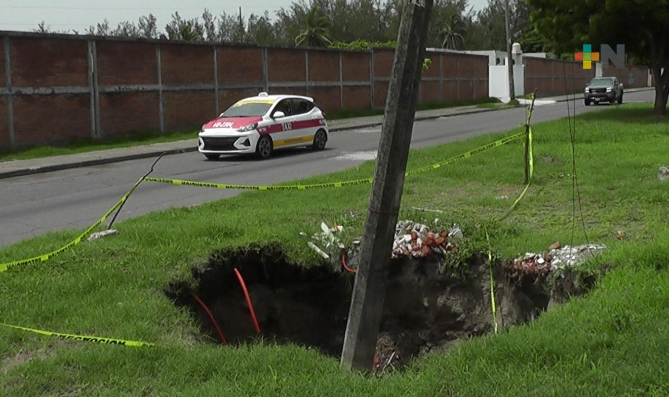 Lluvias forman socavón en fraccionamiento de Boca del Río