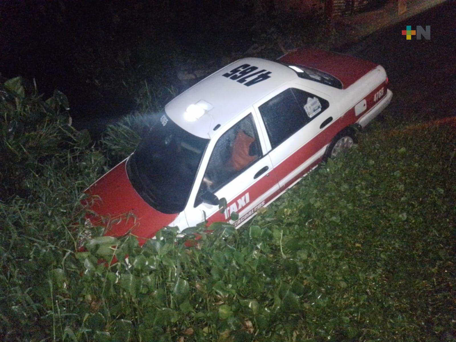 Cae taxi a canal de aguas negras; su conductor iba alcoholizado