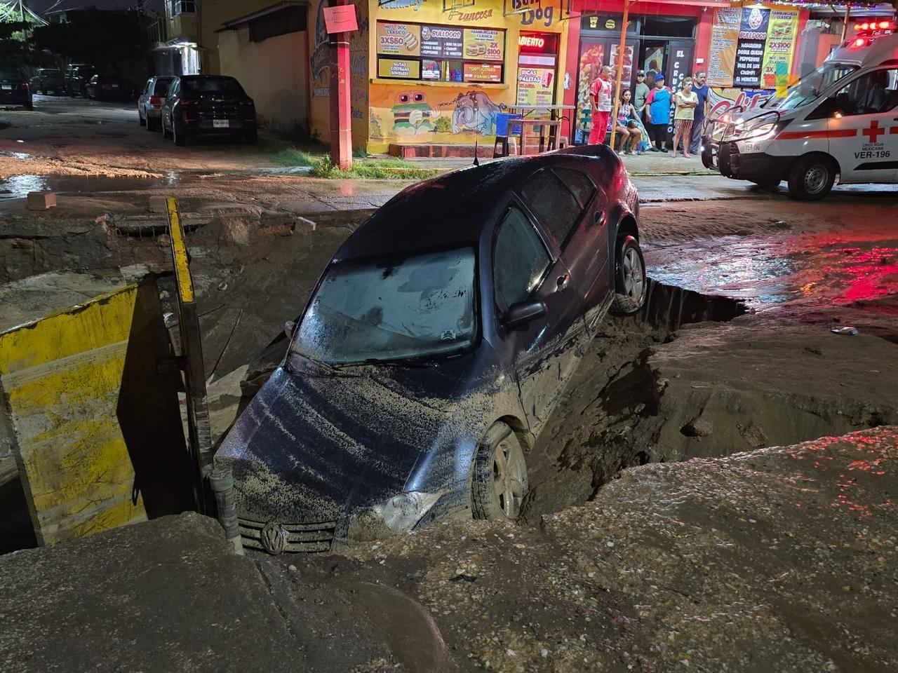 Vehículo cae en socavón en colonia de Coatzacoalcos