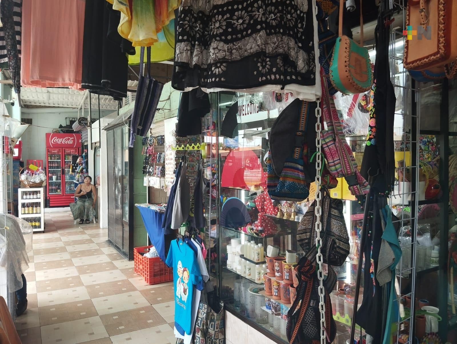 Vendedores de artesanías reportan bajas ventas durante Carnaval de Veracruz 2024