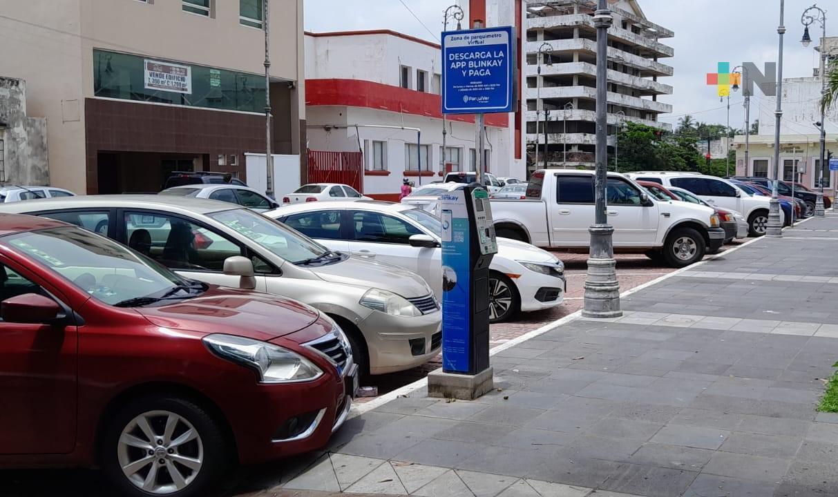 Personal de parquímetros inmovilizan autos de maestras frente a plantel educativo