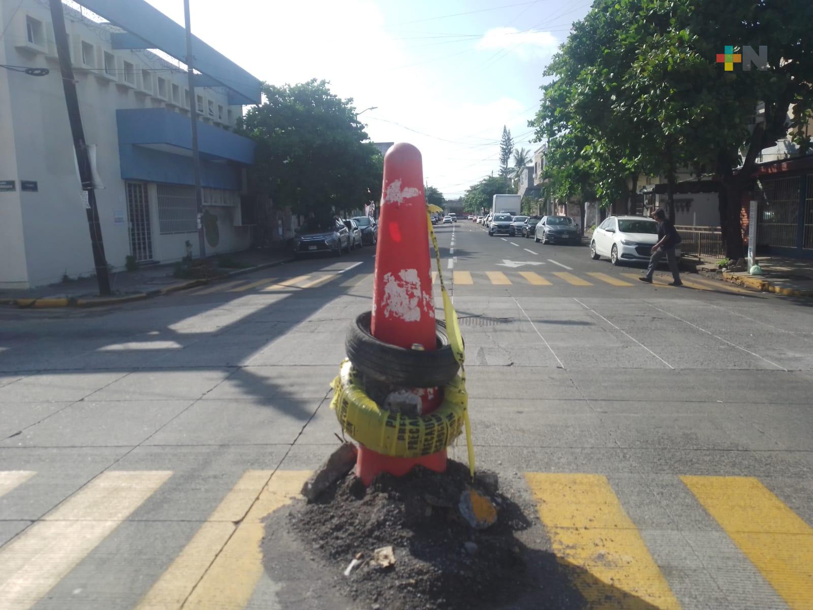 Desconocen colocación de cono en calle de Veracruz puerto; entorpece vialidad