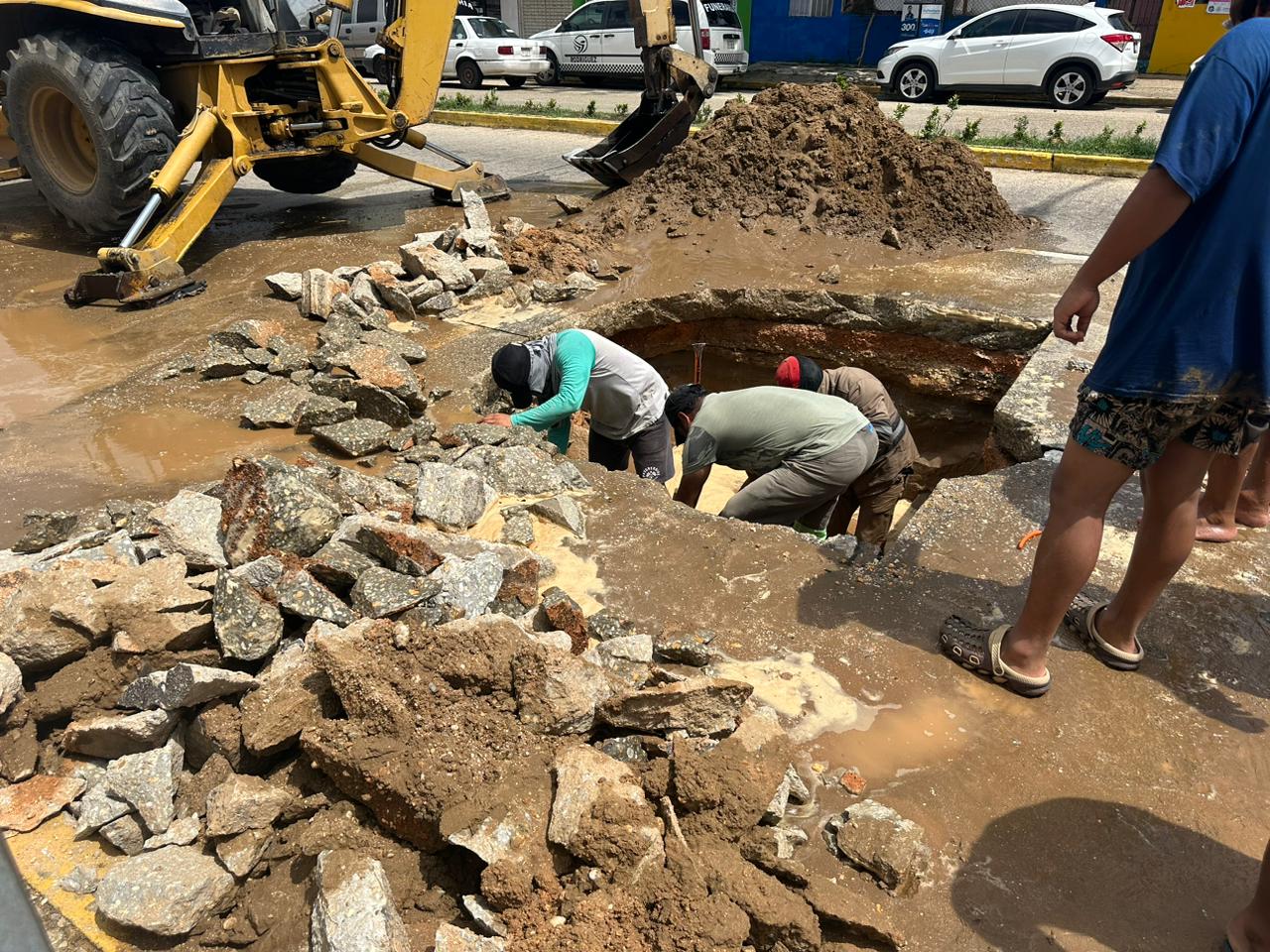 CMAS atiende socavón en centro de Coatzacoalcos