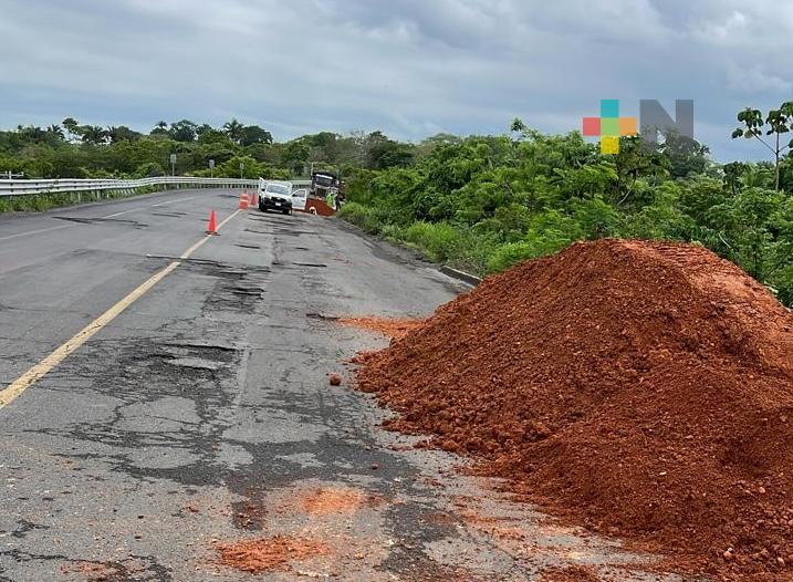 Trabaja la SICT en relleno de deslaves en la Carretera Transístmica