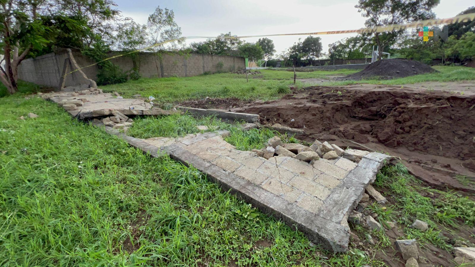 Colapsa barda de escuela secundaria en Lomas de Río Medio