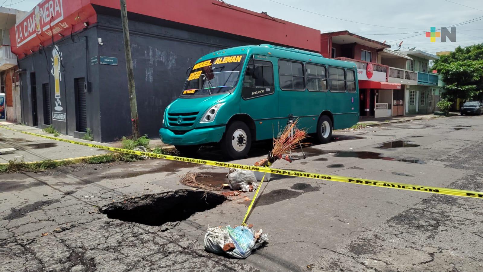Por socavón cierran vecinos calle Echeven de Veracruz puerto