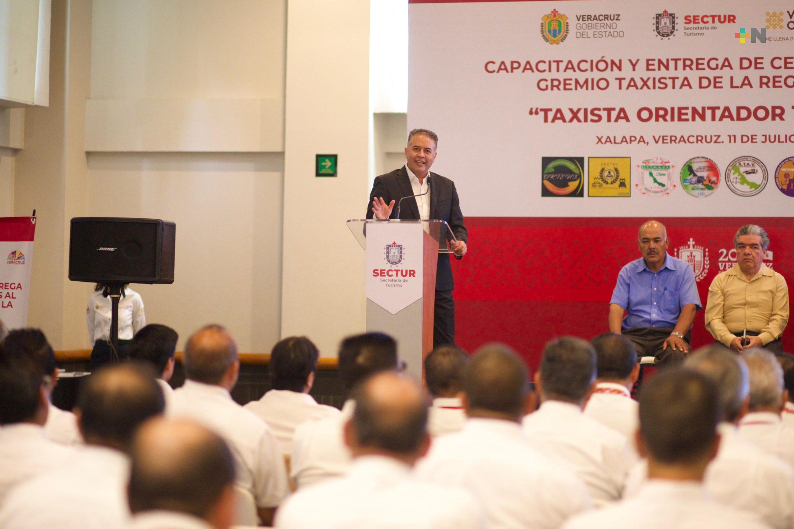Sectur capacita a gremio taxista de Xalapa como «Orientadores Turísticos»