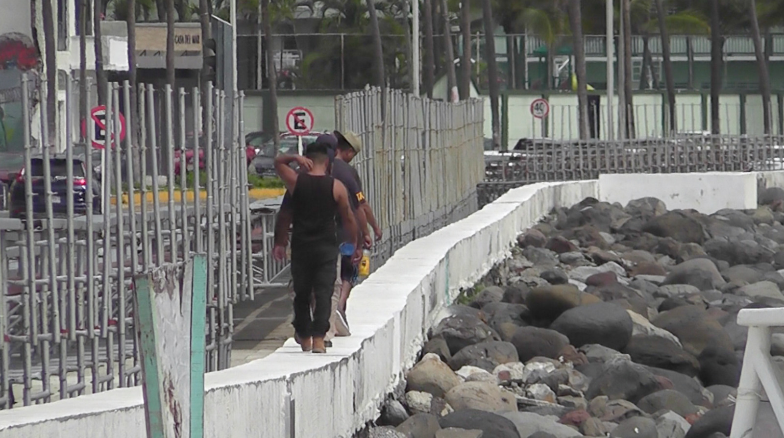 Gradas de carnaval ponen en peligro a peatones