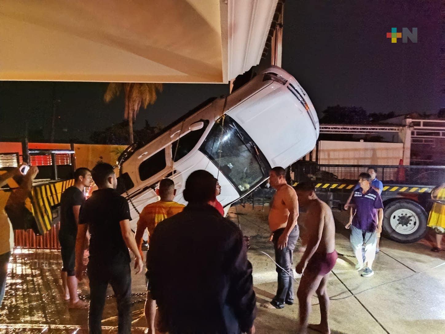 Fallecen jóvenes en camioneta que cayó al río calzadas, en Coatzacoalcos