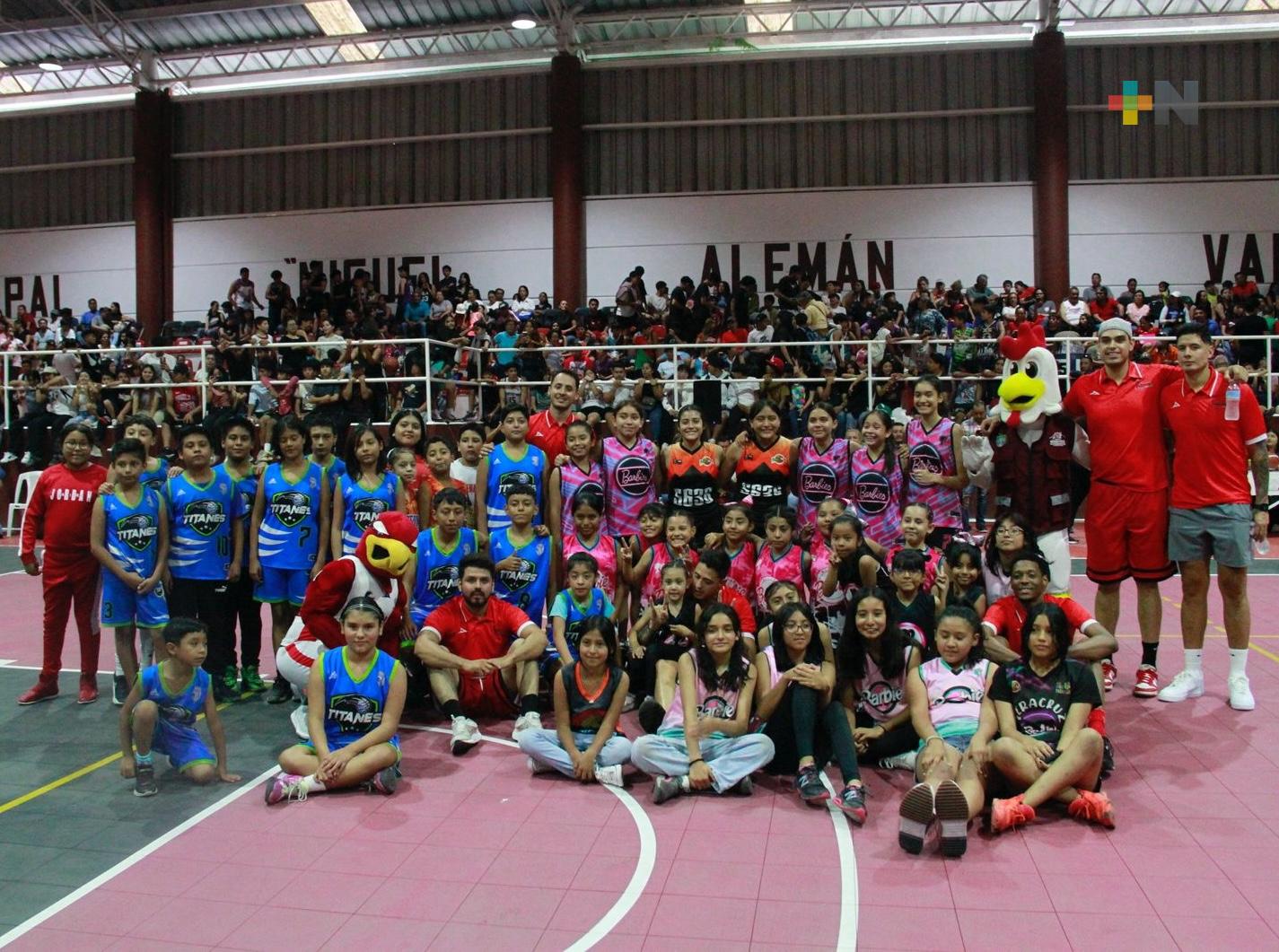 Jugadores de Halcones Rojos inauguran Auditorio municipal de Ciudad Mendoza