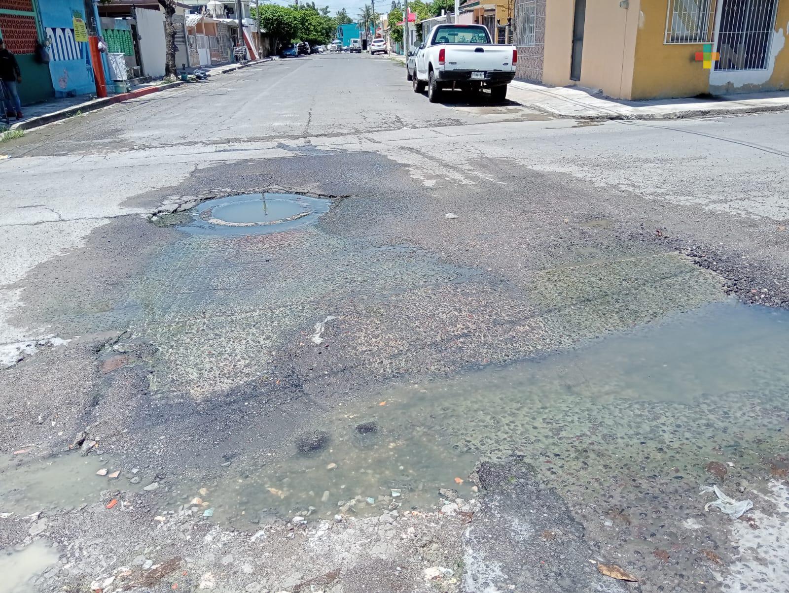Denuncian fuga de aguas negras en calle de Boca del Río