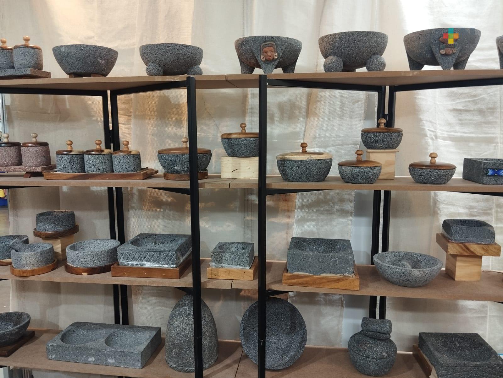 Artesanías de piedra volcánica pueden encontrar en el WTC de Boca del Río