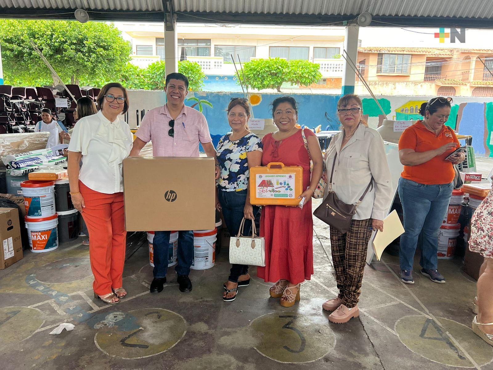 Material para escuelas de Tres Valles y Tierra Blanca gestiona diputada Margarita Corro