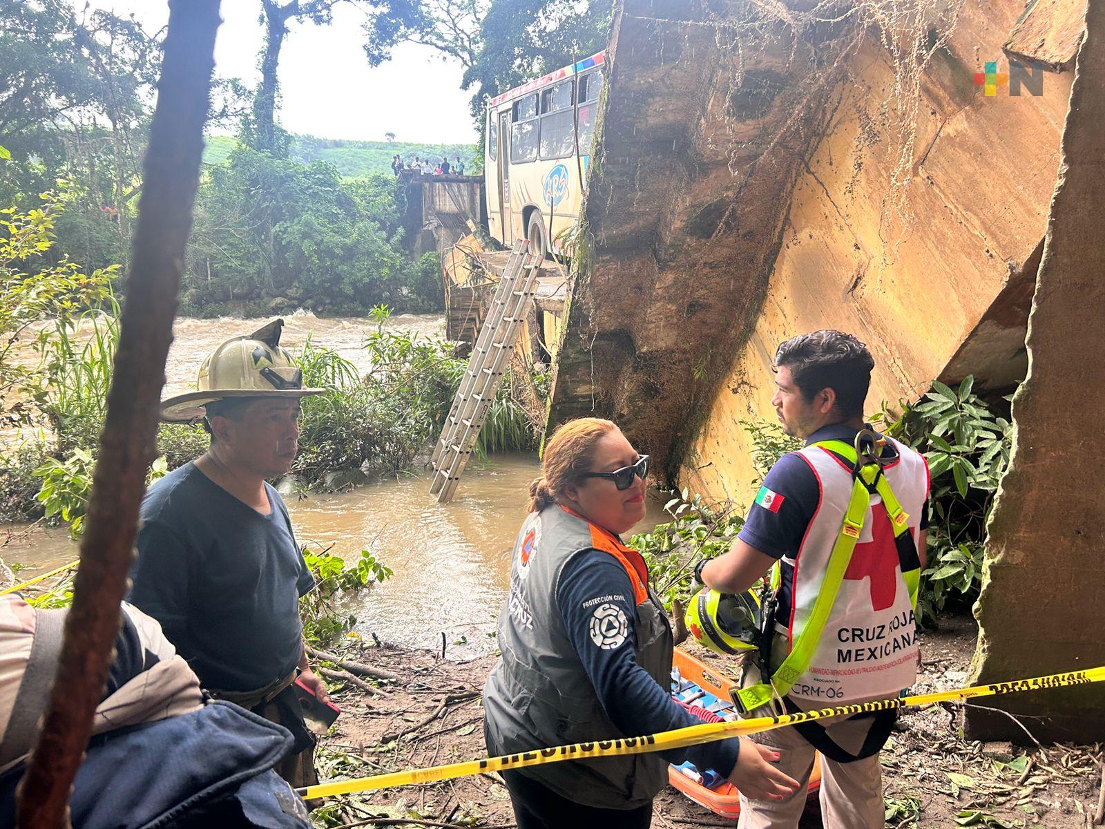 Seis lesionados y un deceso reportan en accidente de autobús registrado en Omealca