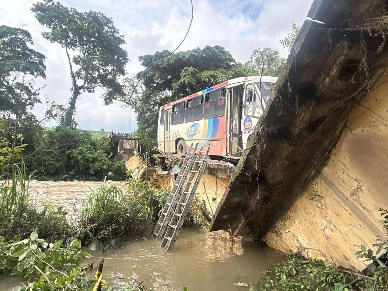 Falleció una persona y hay ocho lesionados por colapso de puente en Omealca: Gobernador