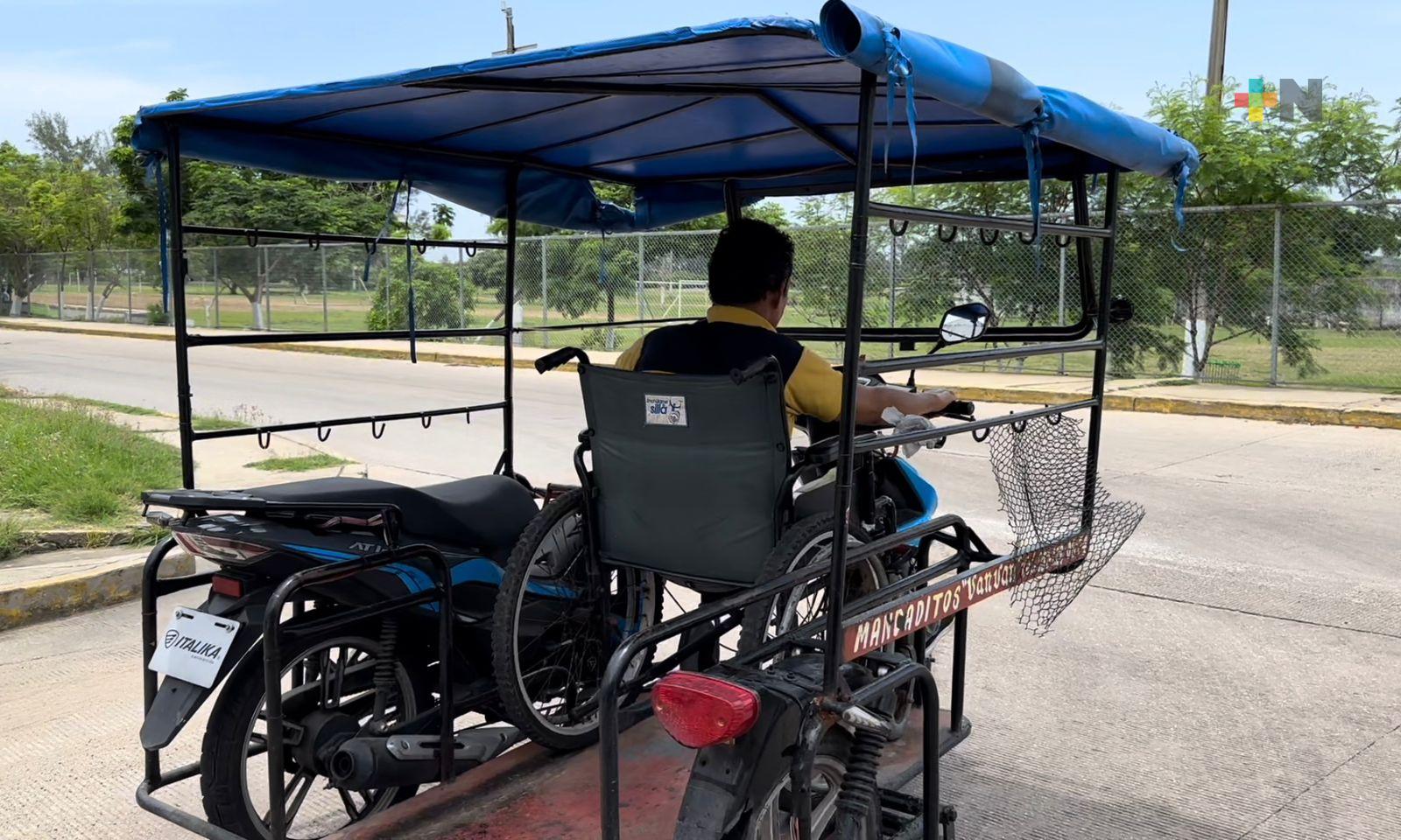 Silla de ruedas no le impide hacer mandados en moto