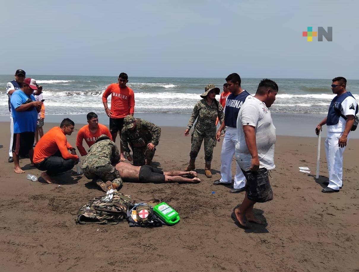 Personal naval rescató a dos bañistas en Playa Chachalacas
