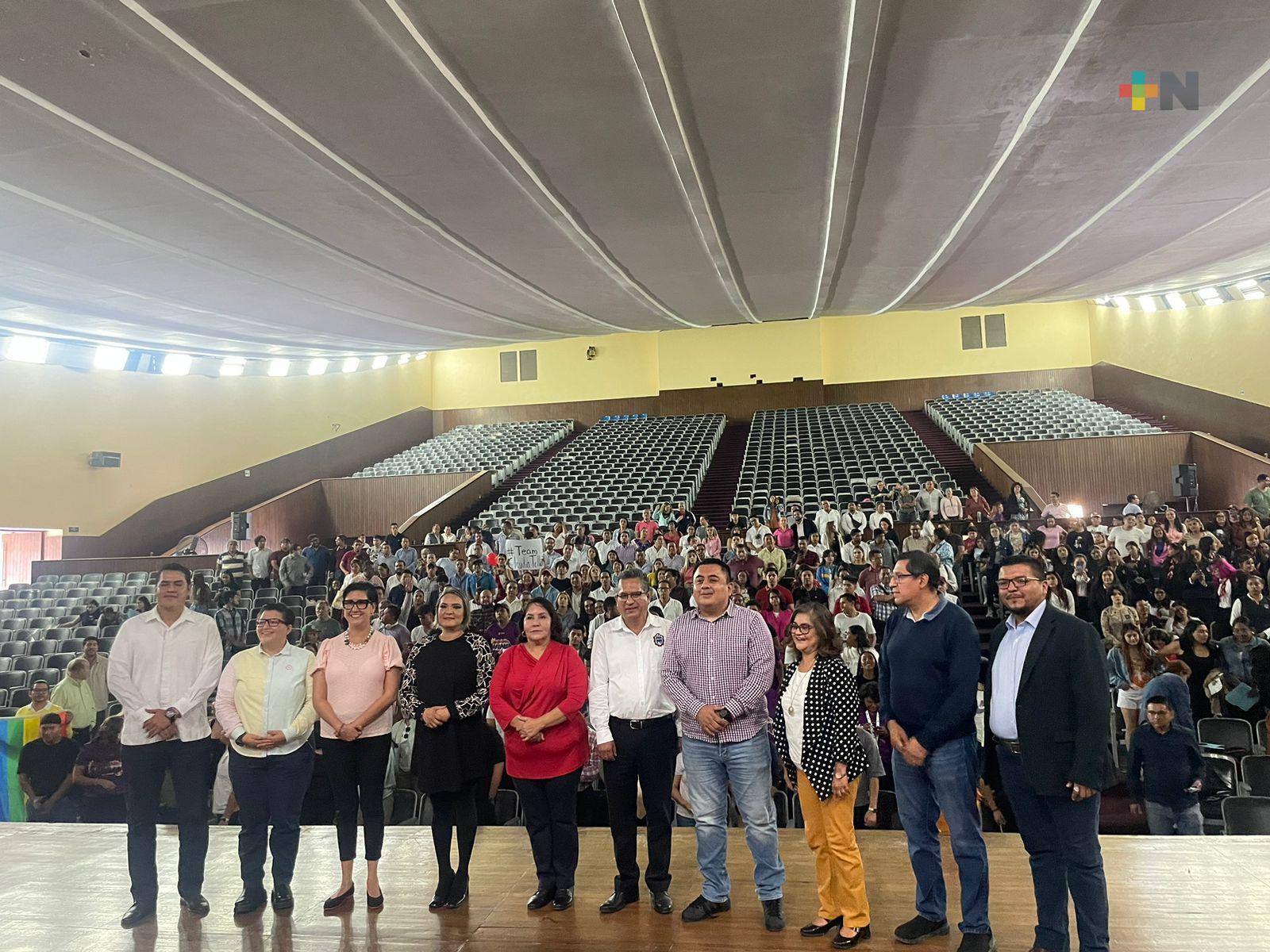 Claudia Tello se reunió con estudiantes y docentes en Normal Veracruzana