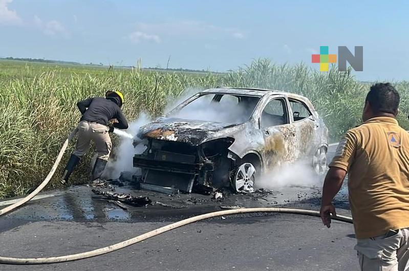 Vehículo se incendia por el tramo de Las Matas, en carretera Minatitlán-Coatza