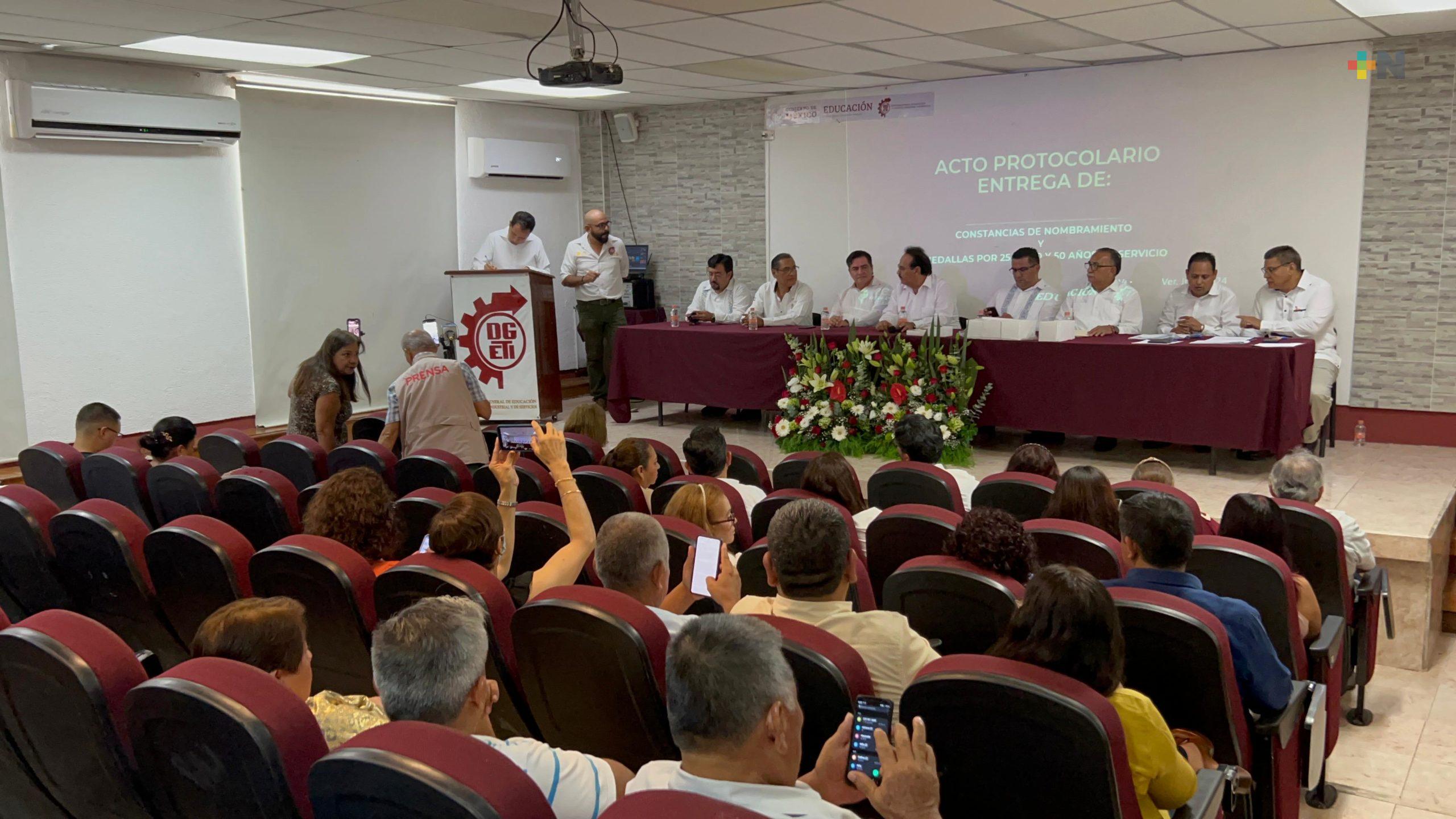 Entregan constancias de basificación a docentes de la DGETI región Veracruz