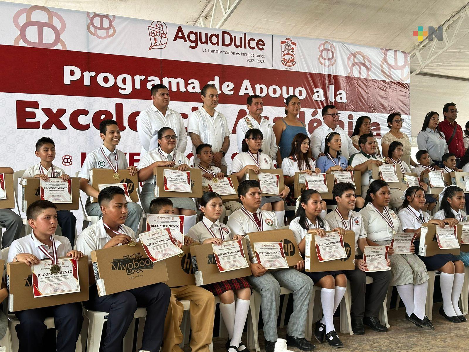 Reconoce municipio de Agua Dulce a 51 estudiantes por excelencia académica