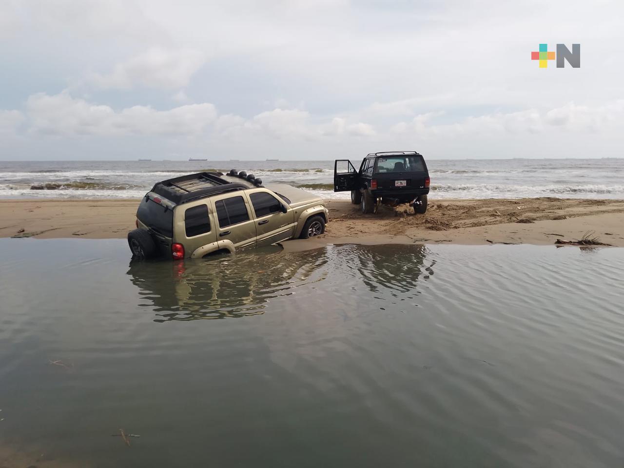 Imprudente conductor se atasca en playa de Coatzacoalcos