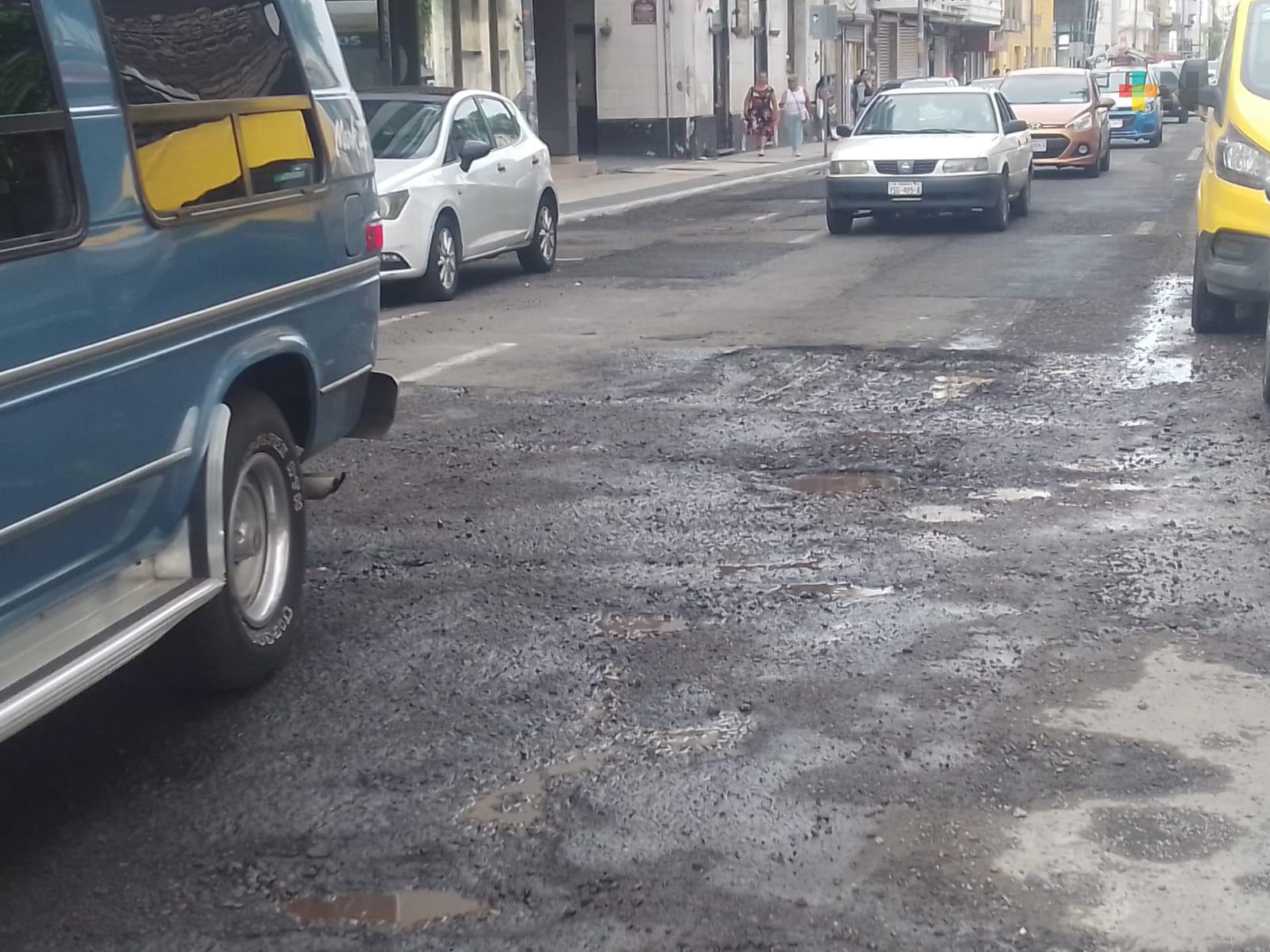 Ayuntamiento de Veracruz ignora baches de las calles, señalan automovilistas
