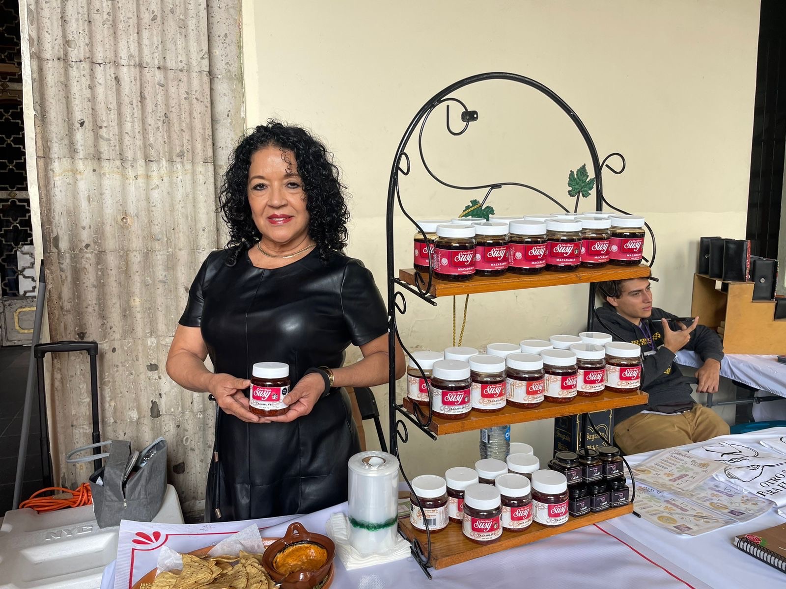 Más de 120 artesanos registran buenas ventas en los bajos de Palacio de Gobierno