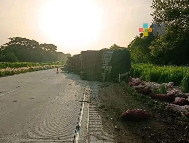 Guardia Nacional evita rapiña tras volcadura de tráiler en autopista La Tinaja-Cosoleacaque