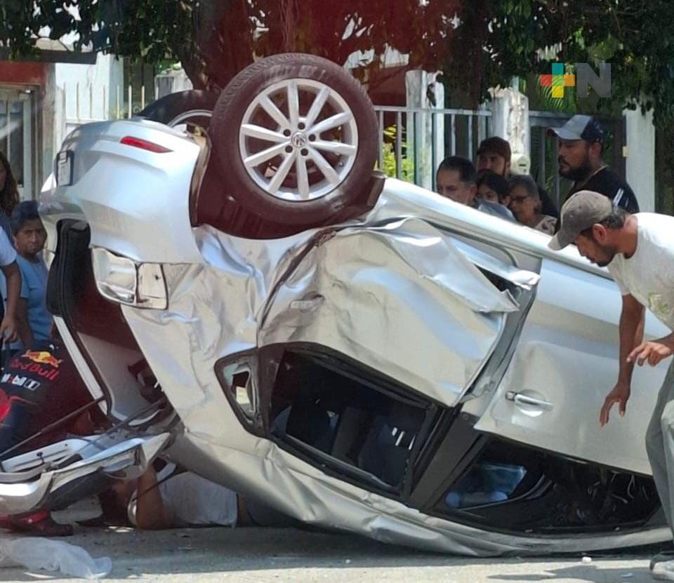 Vuelca auto en centro de Coatzacoalcos, conductor resulta lesionado
