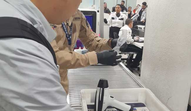 Aseguramiento de 10 kilos de sustancias ilícitas en AICM