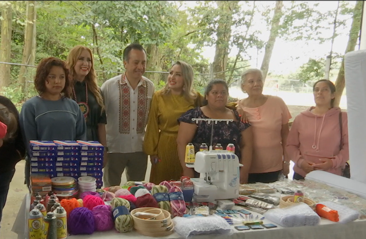 Cuitláhuac García entrega apoyos de proyectos productivos y desarrollo a la vivienda