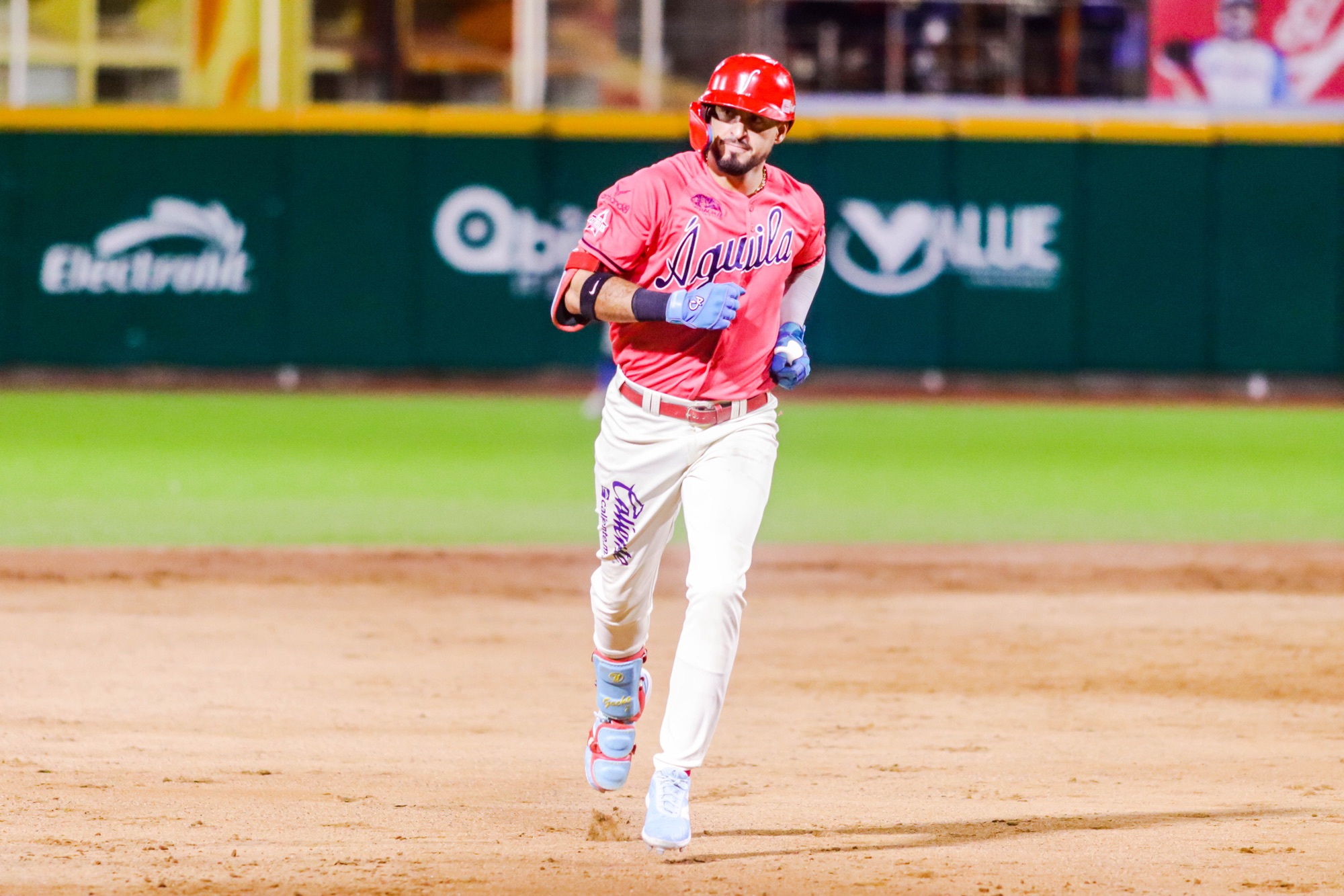 El Águila vence a León y toma ventaja en la serie