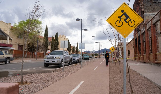 Publican manual de señalización y dispositivos para control del tránsito en calles y carreteras