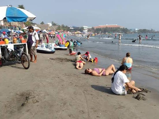 Invitan a turistas a no ingresar al mar a nadar, después de comer