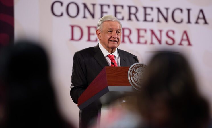 Economía nacional resiste por récord en reservas internacionales y apreciación constante del peso: AMLO