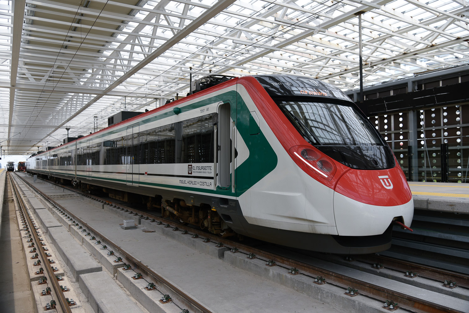 AMLO inaugura estación Santa Fe del Tren El Insurgente; reconoce labor de los trabajadores