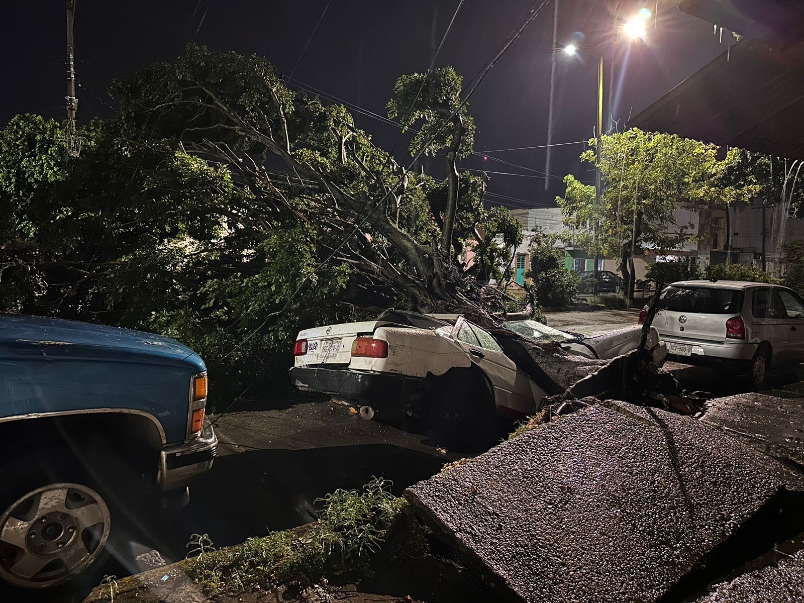 Tormenta eléctrica causa severos daños en Coatzacoalcos
