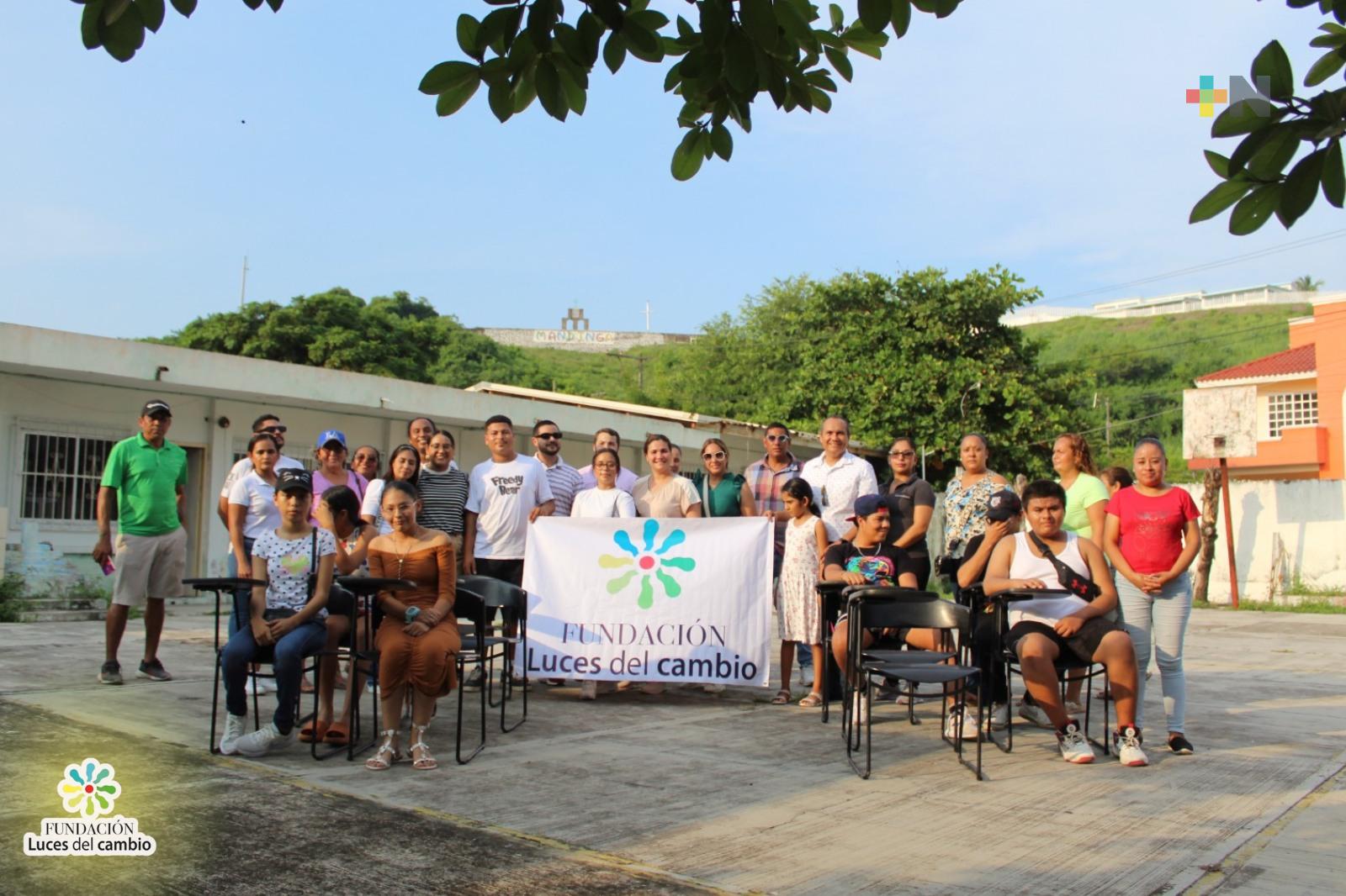 Fundación de Alvarado entrega mobiliario escolar en comunidad